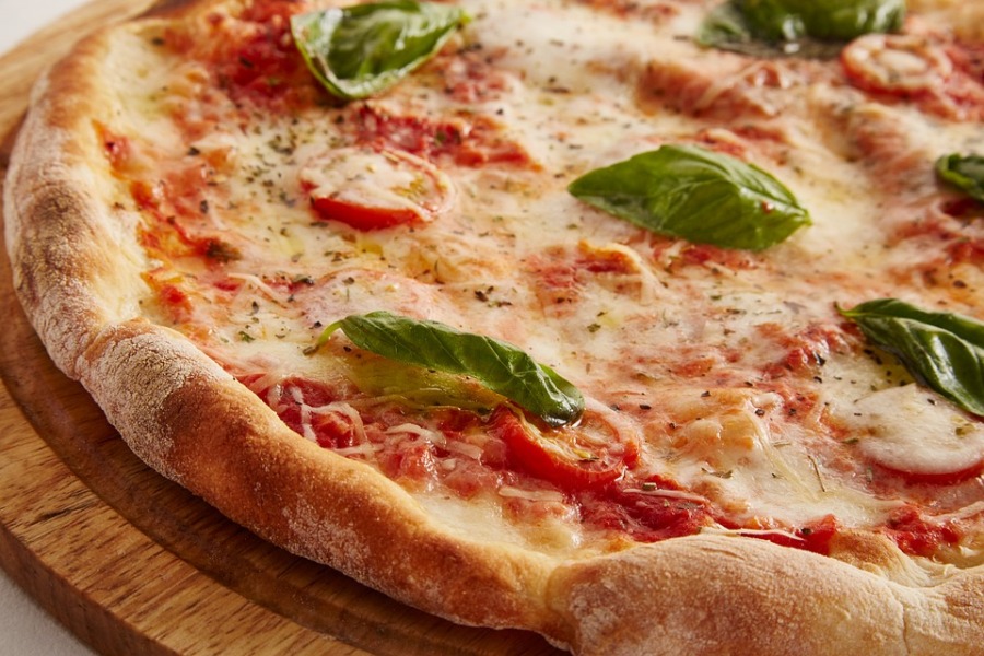 Domowa pizza na cienkim cieście - przepis