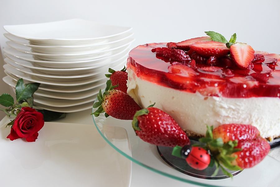 Sernik na zimno z truskawkami