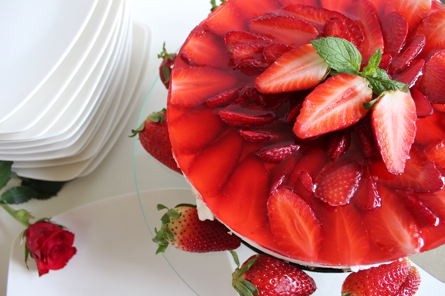 Sernik na zimno z truskawkami