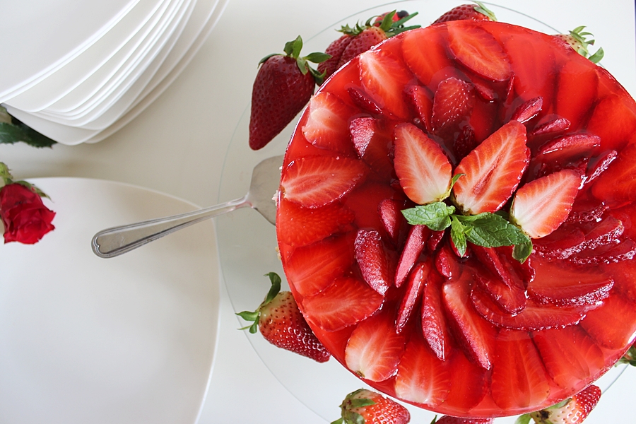 Sernik na zimno z truskawkami