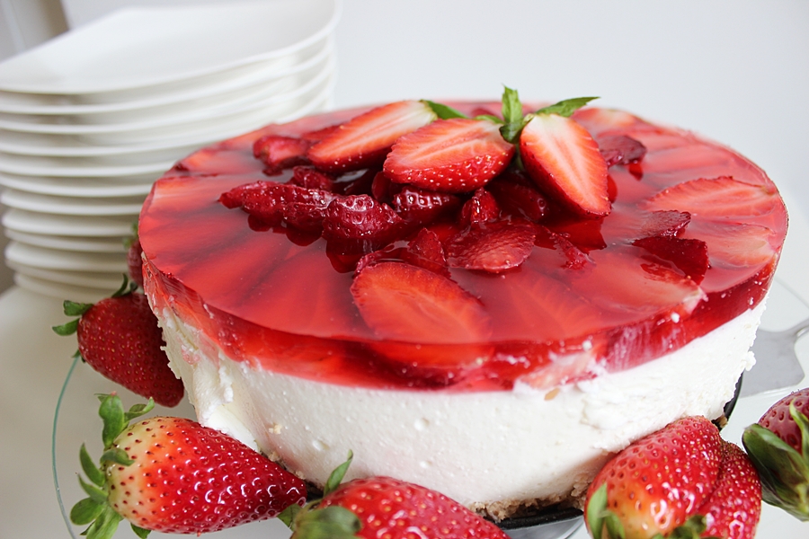 Sernik na zimno z truskawkami