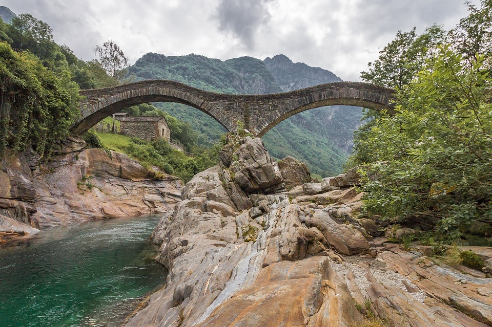 Szwajcaria Góry Vercascatal Ticino Wody River-klimatyczny most