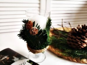 Bożonarodzeniowy świecznik na stół z kieliszka