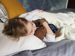 Mała sypialnia w bloku – efektowna i szybka metamrfoza sypialni w dwa dni