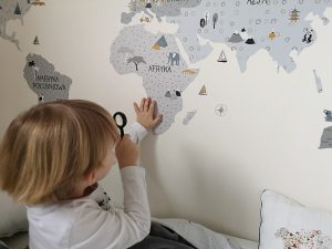 Mapa na ścianie to dodatkowa pomoc dydaktyczna dla dzieci