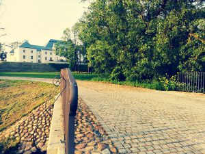 Hotel położony jest bardzo malowniczo w sercu Parku Krajobrazowego Podlaski Przełom Bugu