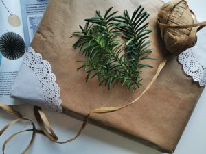 Papierowe torebki lub szary papier to świetny materiał do pakowania