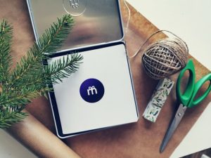 Papierowe torebki lub szary papier to świetny materiał do pakowania