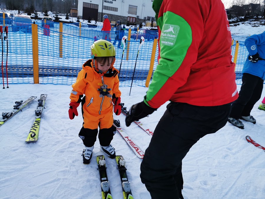 kiedy dziecko powinno uczyć się jeździć na nartach