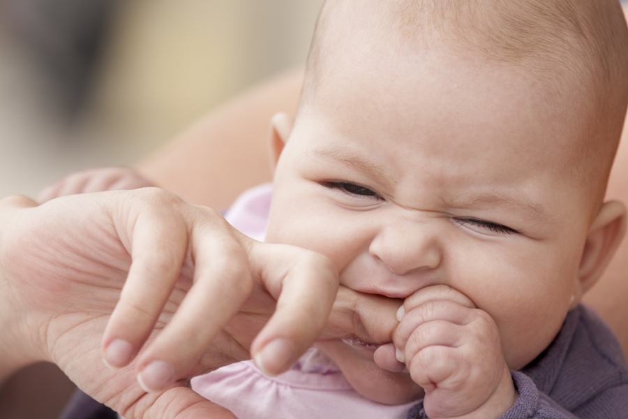 Ząbkowanie u dzieci rozpoczyna się około 6. miesiąca życia. Jest to okres trudny zarówno dla niemowlęcia, jak i dla rodziców.