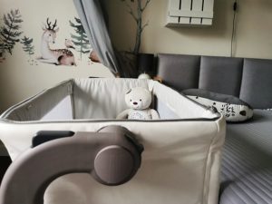 Łóżeczko ma opcję niezależnej regulacji wysokości