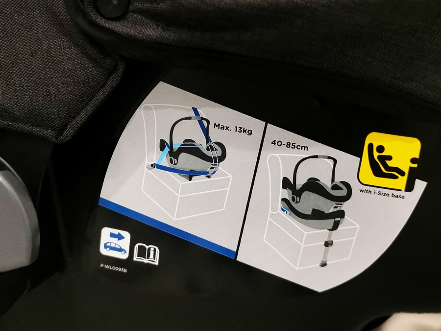 dwa rodzaje montażyu fotelika w aucie