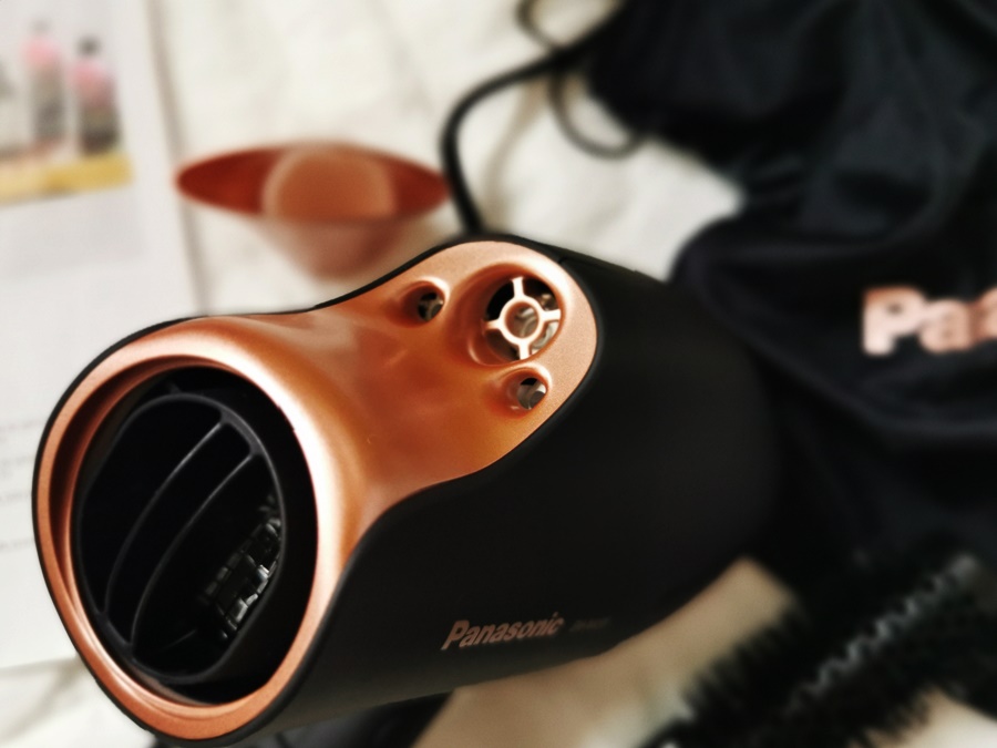 Używając suszarki Panasonic z technologią nanoe™, zapewniam im odpowiedni poziom nawilżenia, nadając im blask, gładkość i zdrowy wygląd. Oprócz, technologii nanoe™ i Double Mineral* suszarka posiada regulacja temperatury powietrza. Podczas układania fryzury przydatna okazuje się możliwość ustawienia prędkości oraz siły nawiewu. Mocnym strumieniem powietrza można wysuszyć długie włosy w kilka minut zaś do wykończenia fryzury poleca się natomiast delikatny, wolny nawiew.