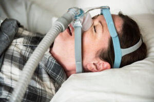 Kobieta W Masce Nosowej Podłączonej Do Aparatu CPAP