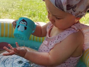 bezpieczne zabawy w wodzie