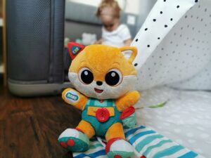 Chicco Lisek interaktywna maskotka z serii zabawek dwujęzycznych Bilingual ABC